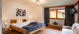 Haus Schroll Zillertal  Gartenwohnung Schlafzimmer.JPG